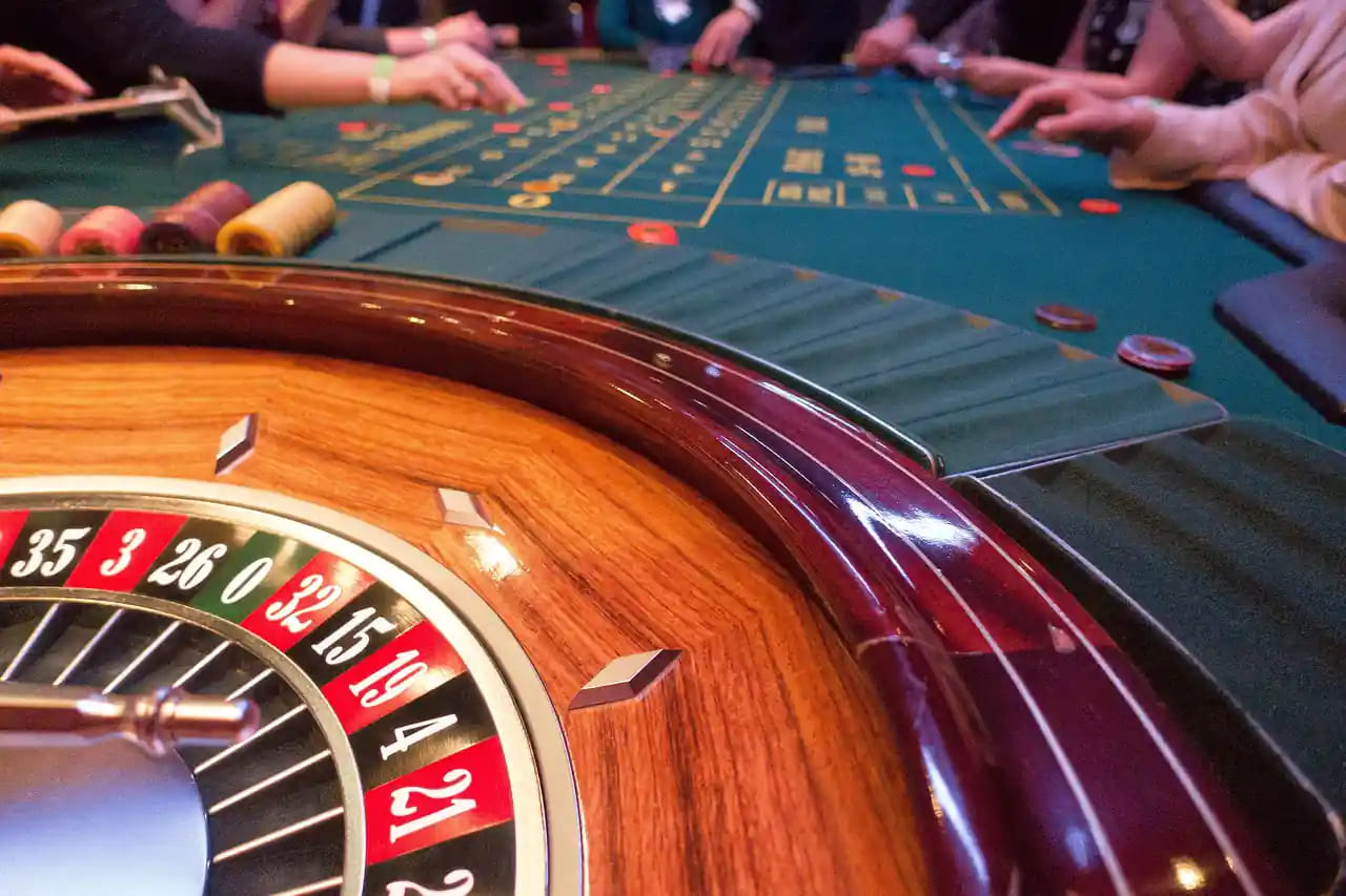 roulette-players-in-mcw-casino-live
